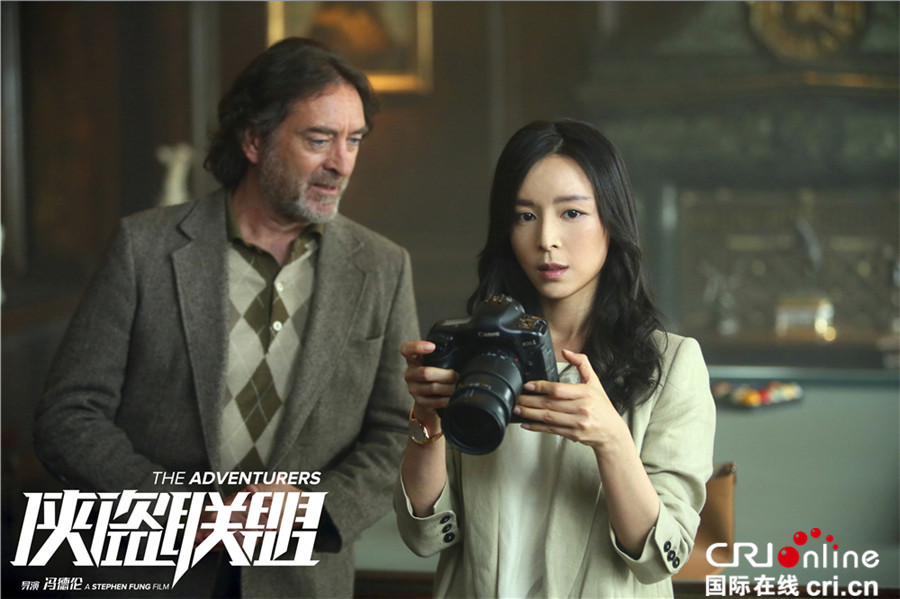 俠盜聯盟_fororder_寶物鑒定師Amber正在對古董進行分析