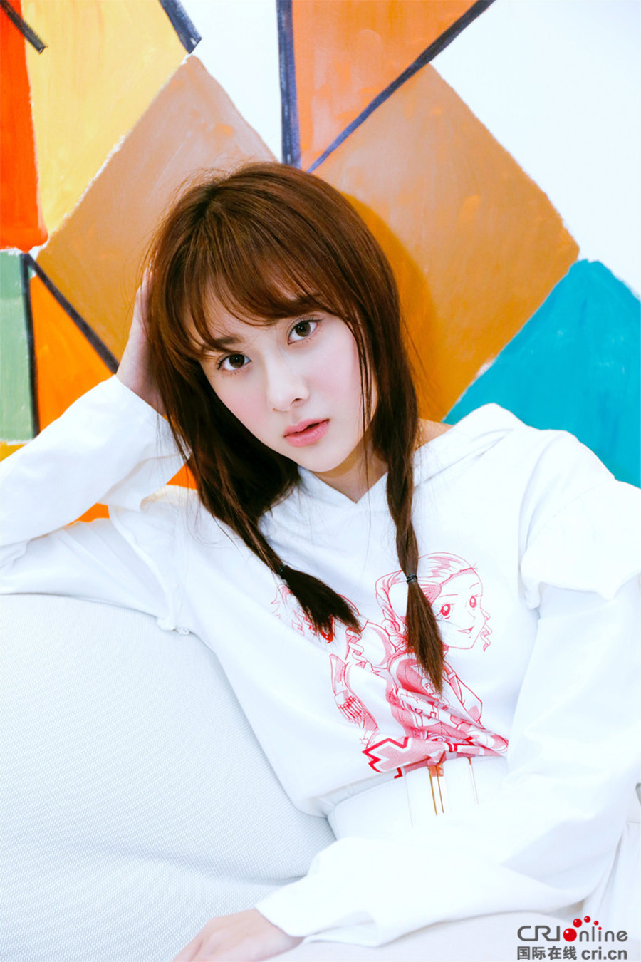 《楚乔传》曹曦月曝写真 脱下古装的锦烛也很美