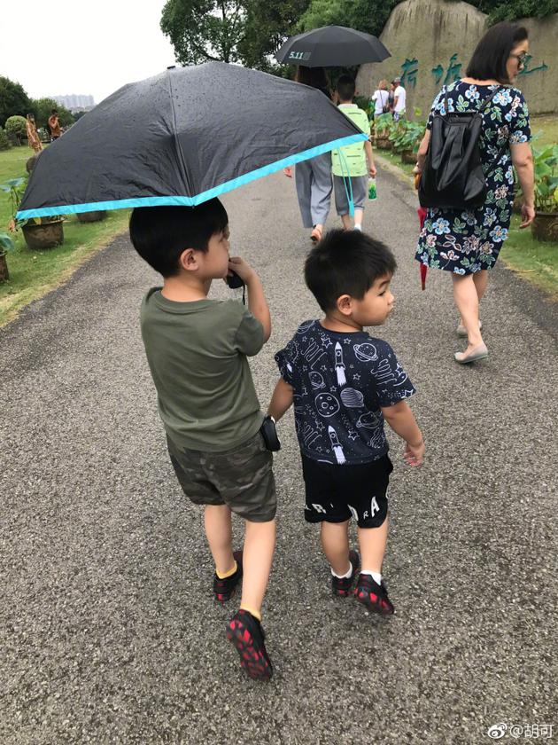 胡可沙溢兒子安吉為小魚兒撐傘 雨中背影溫馨可愛