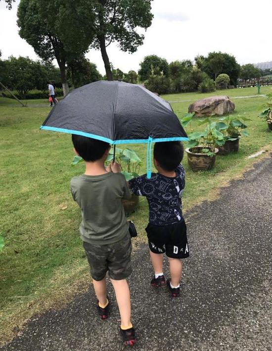 胡可晒安吉为小鱼儿撑伞照 兄弟俩雨中同行好温馨