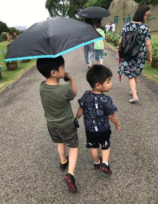 胡可晒安吉为小鱼儿撑伞照 兄弟俩雨中同行好温馨