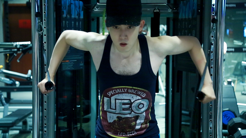 张睿在视频中不仅解锁了自己健身达人的隐藏属性,更是以好身材大撩