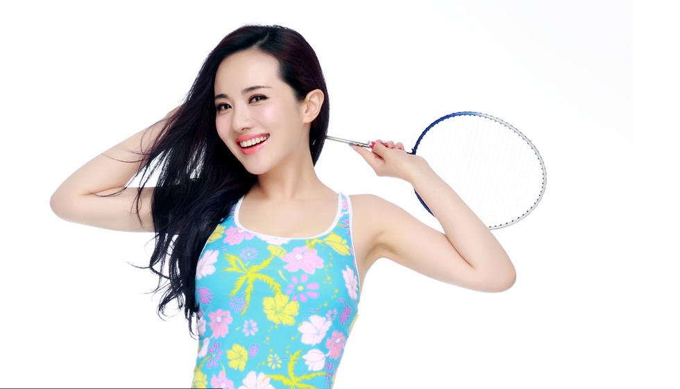 女星孟茜化身羽毛球宝贝 动感十足