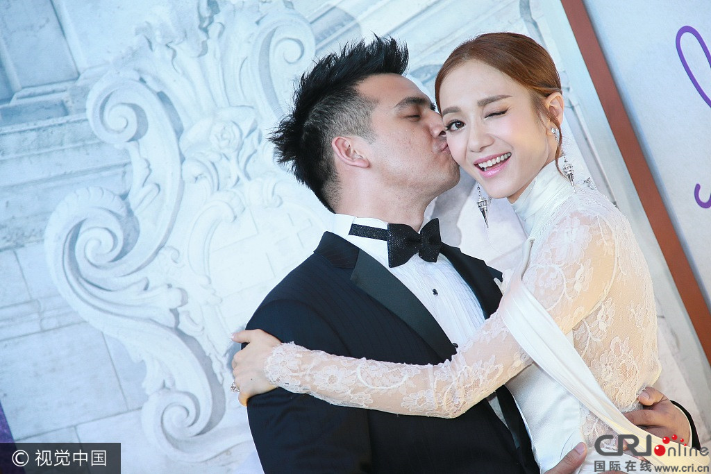 王君馨补办婚宴吻不停 李亚男苟芸慧伴娘团抢眼