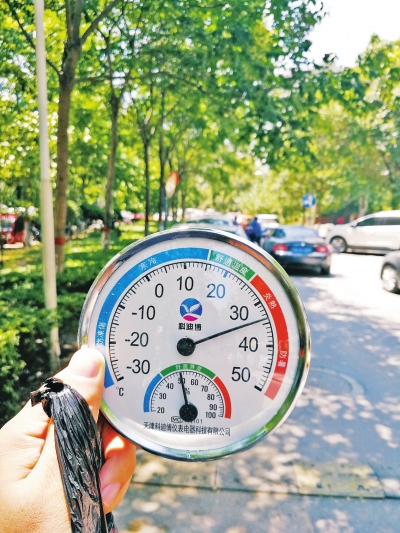 【头条列表】高温下的郑州：户外设施＞50℃  健身器材游乐设施无人碰