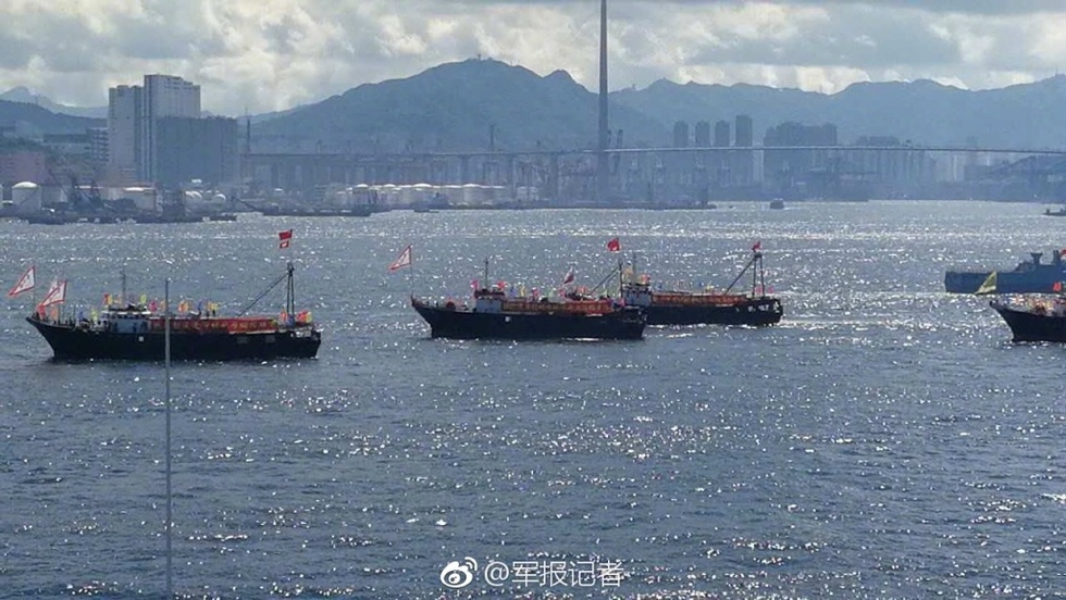 辽宁舰编队即将离港，香港市民自发欢送