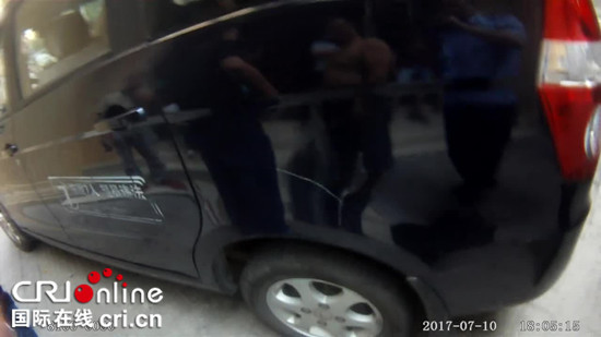 已过审【社会民生】小伙停车占步行道 “耿直”大爷刮花其车 已过审【社会民生】小伙停车占步行道 “耿直”大爷刮花其车