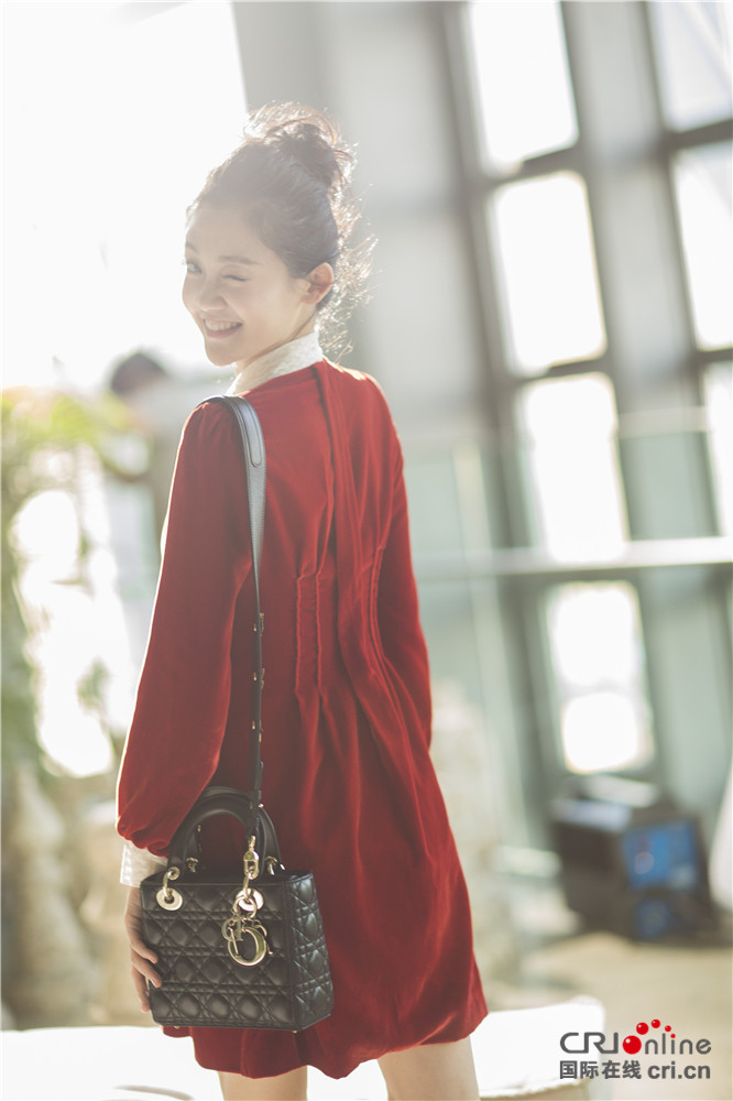 《芳华》女主角苗苗街拍 娇俏可爱宛若精灵