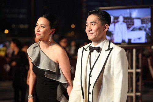 刘嘉玲度假秀美腿引争议 做的位置为何让网友热议?