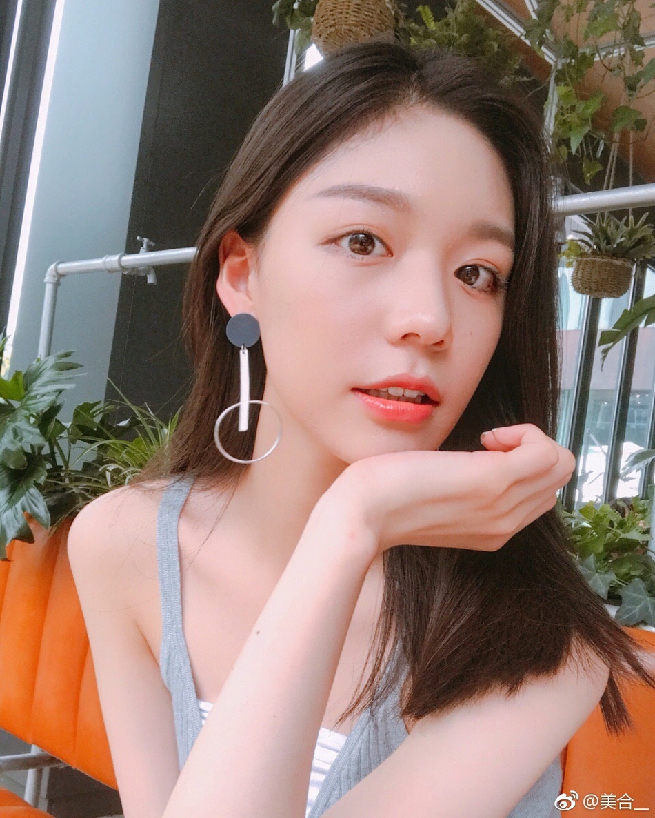 耀莱千金慕美合晒自拍 大眼浓眉清秀不输baby