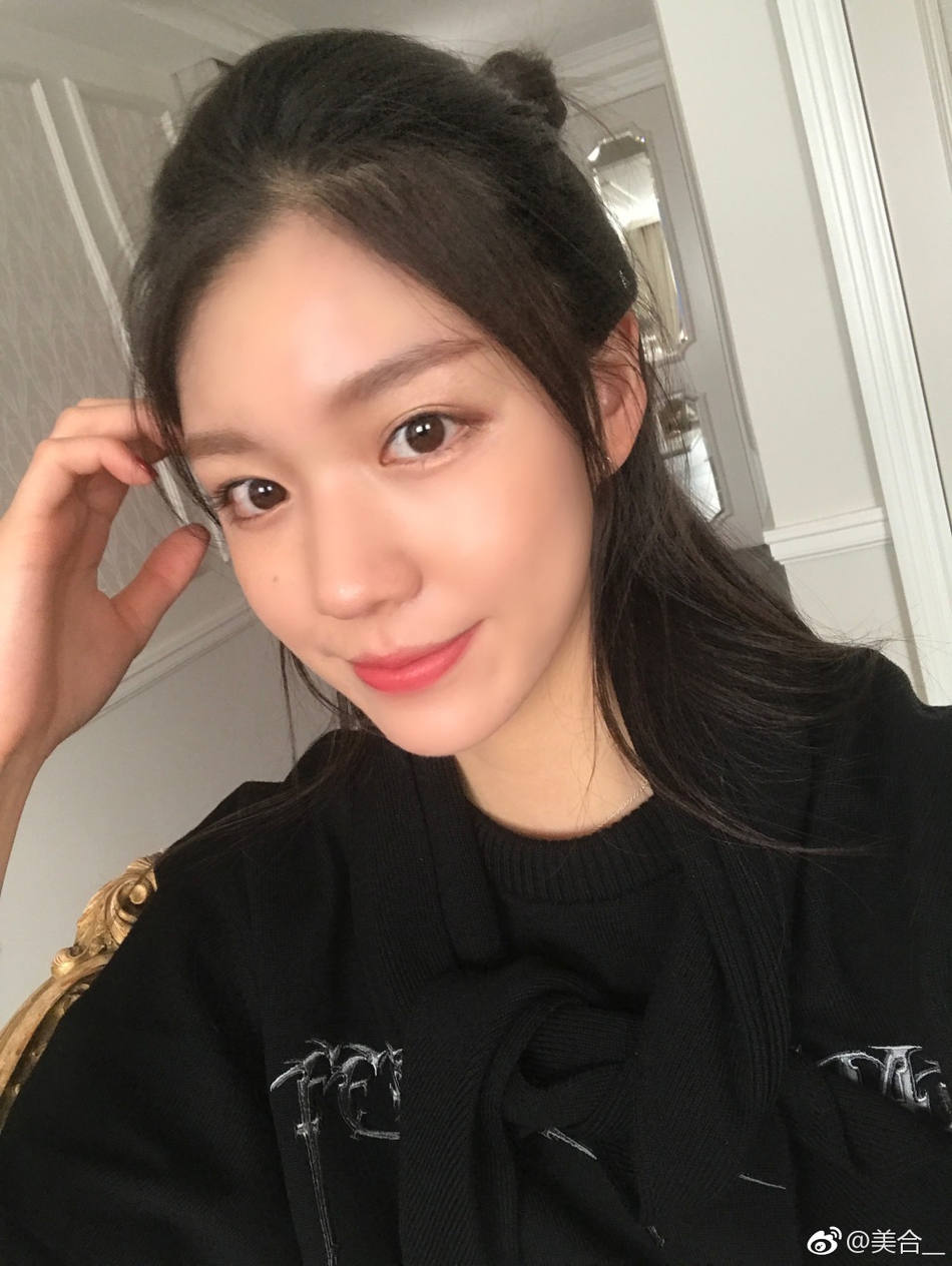 耀莱千金慕美合晒自拍 大眼浓眉清秀不输baby