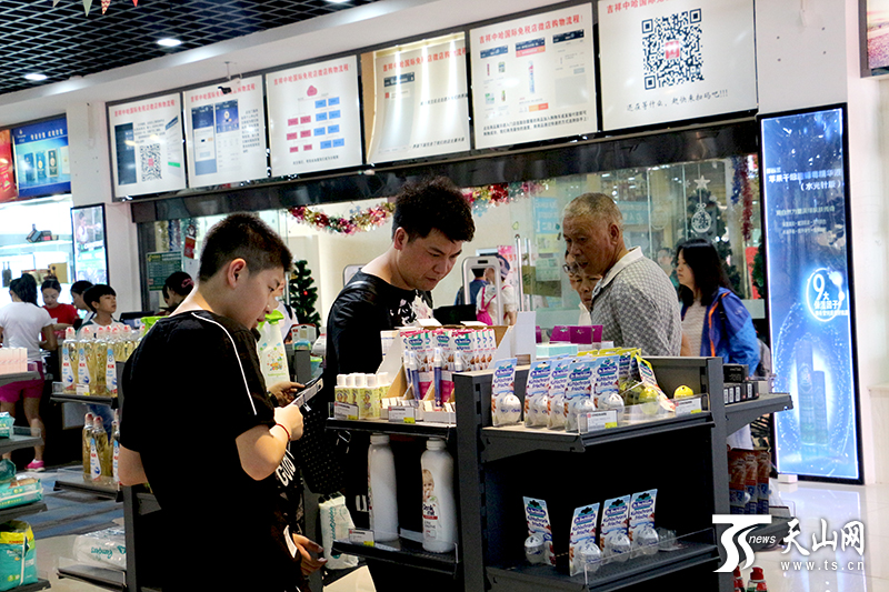 中哈霍尔果斯边境合作中心哈方区域免税店里购物的中国游客.