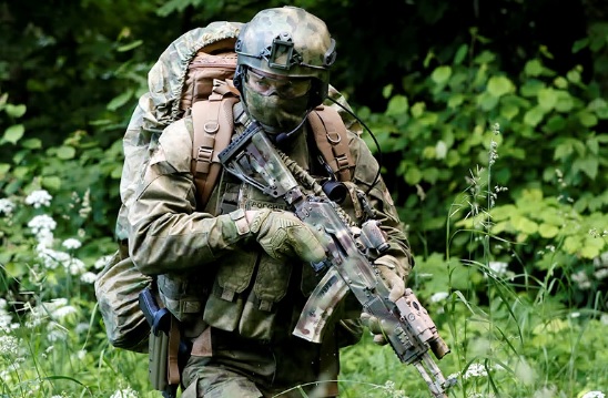 俄特种兵装备新战衣:狙击枪打不透 耐寒耐高温