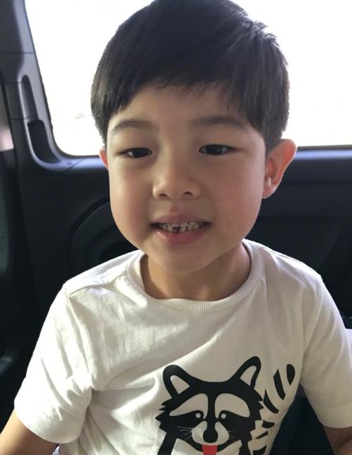 胡可晒儿子换牙照,豁牙露齿的小安吉更帅了
