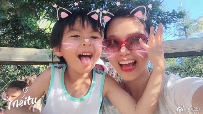 组图：张庭子女学习玩耍日常 乖巧可爱是妈妈的动力