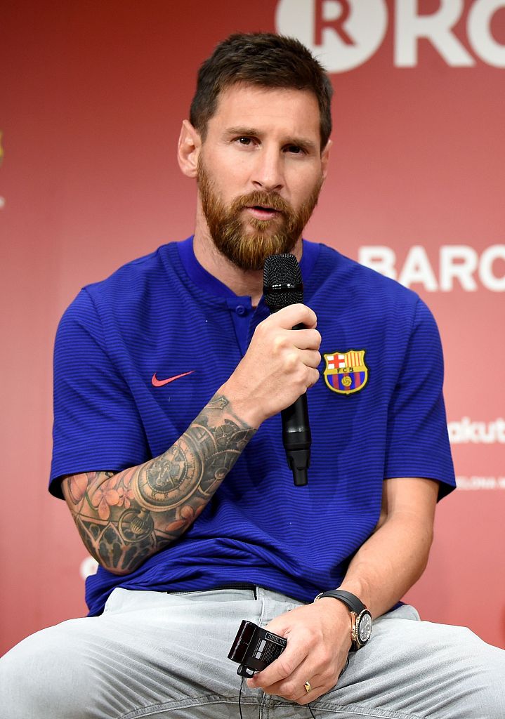 巴萨四将亮相日本秀球衣 梅西内少咬耳朵