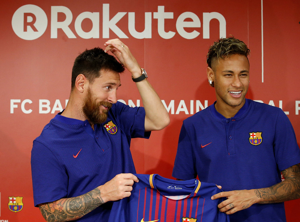 巴萨四将亮相日本秀球衣 梅西内少咬耳朵