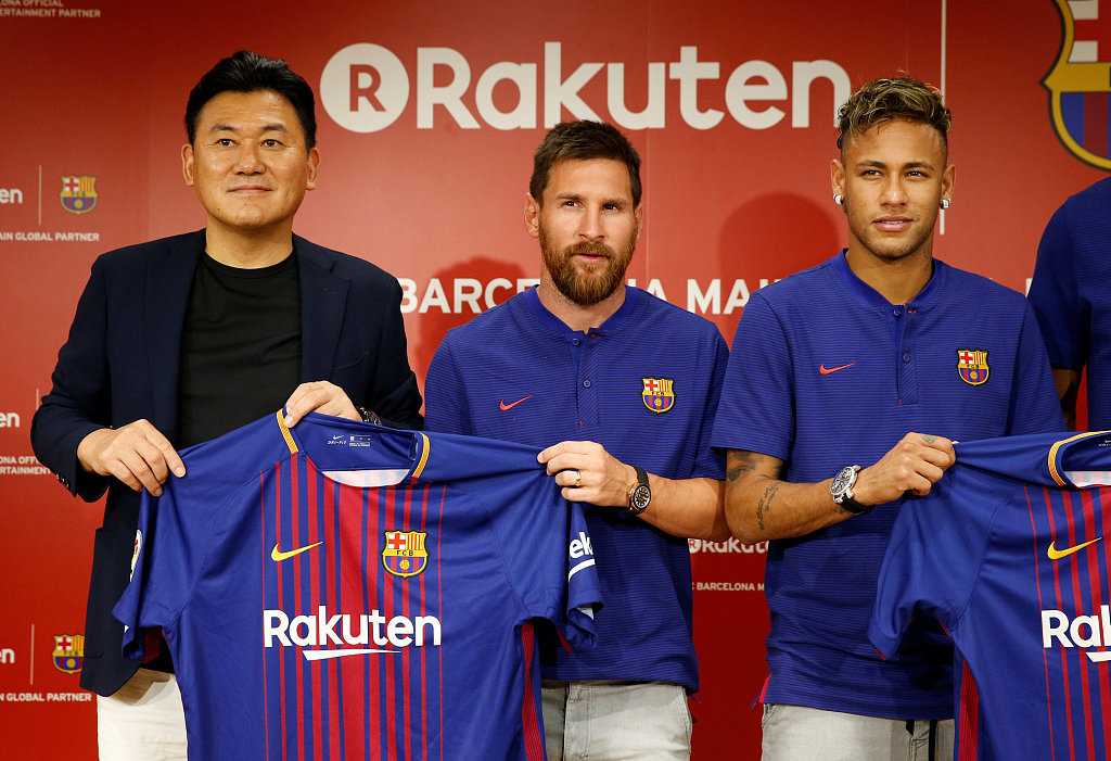 巴萨四将亮相日本秀球衣 梅西内少咬耳朵