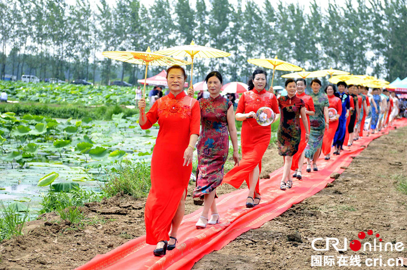 山东临沂郯城:老年模特“荷塘T台”秀风采 山东临沂郯城:老年模特“荷塘T台”秀风采_fororder__DSC4102_副本