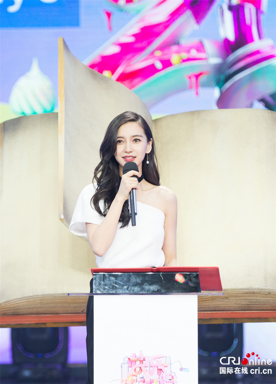 angelababy嗨玩双截棍 表白《快本》忆暖心往事