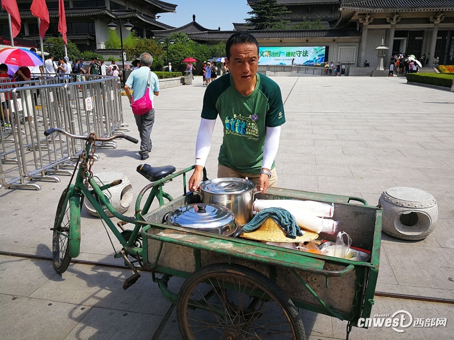 【焦点图 显示图在稿件最下方】三年无私坚守：爱心绿豆汤 炎夏送清凉