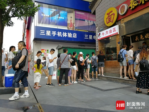 成都网红饼店雇人排队 20人队伍有7人是托(组图)