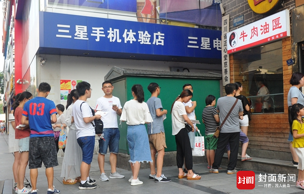 成都网红饼店雇人排队 20人队伍有7人是托(组图)