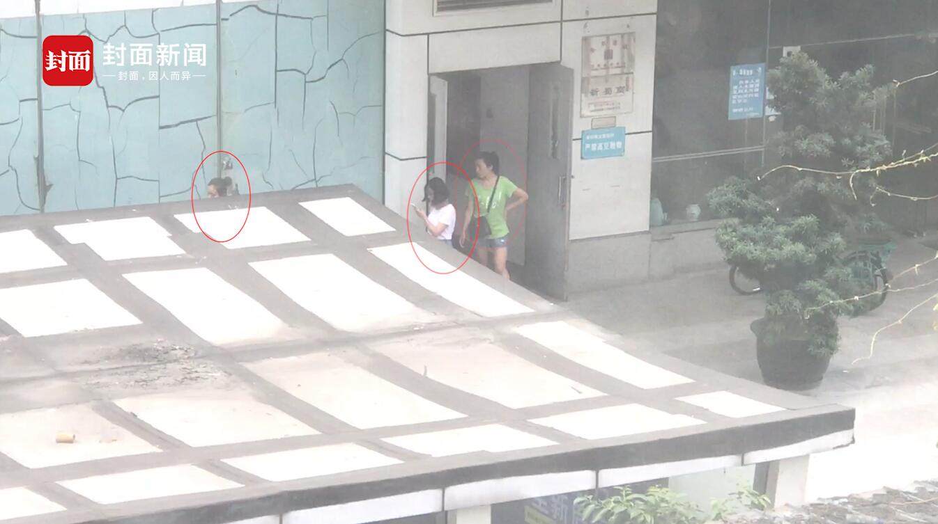 成都网红饼店雇人排队 20人队伍有7人是托(组图)