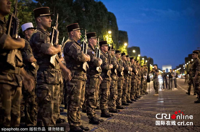 7月10日法国外籍兵团在香榭丽舍大道举行彩排迎接国庆日阅兵_fororder_12907991 拷贝
