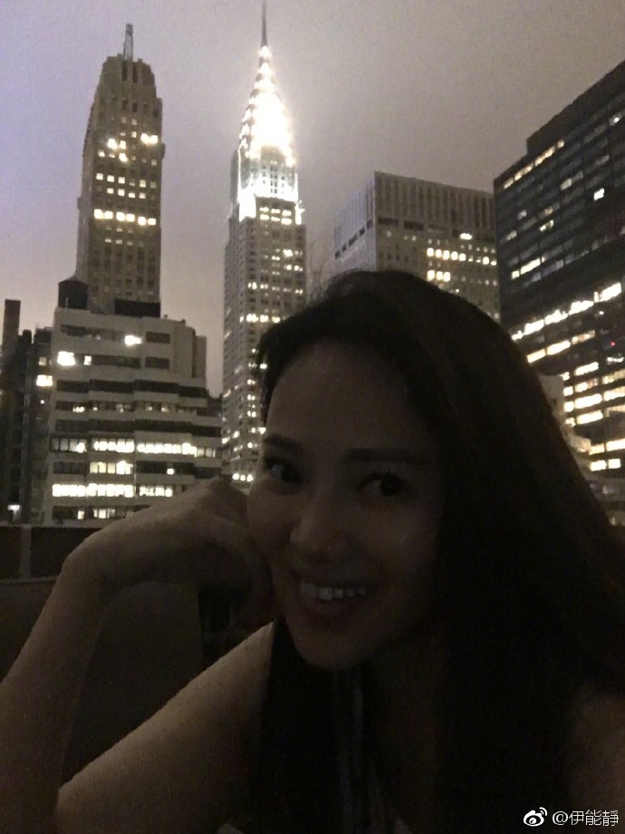 组图：伊能静背对纽约夜景自拍 托腮微笑心情大好