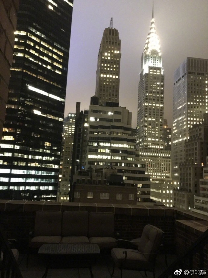 组图：伊能静背对纽约夜景自拍 托腮微笑心情大好