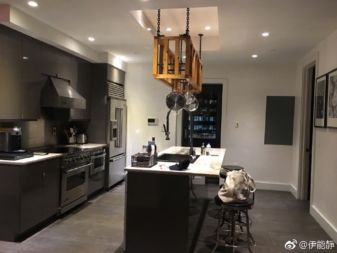 组图：伊能静背对纽约夜景自拍 托腮微笑心情大好