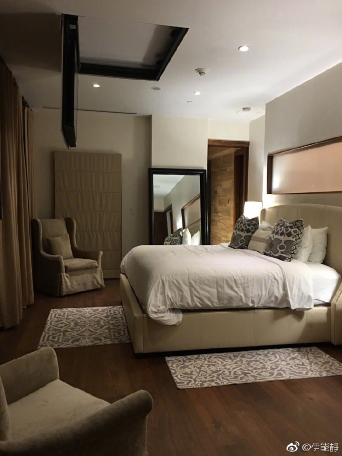 伊能静背对纽约夜景托腮自拍 与儿子集合开派对