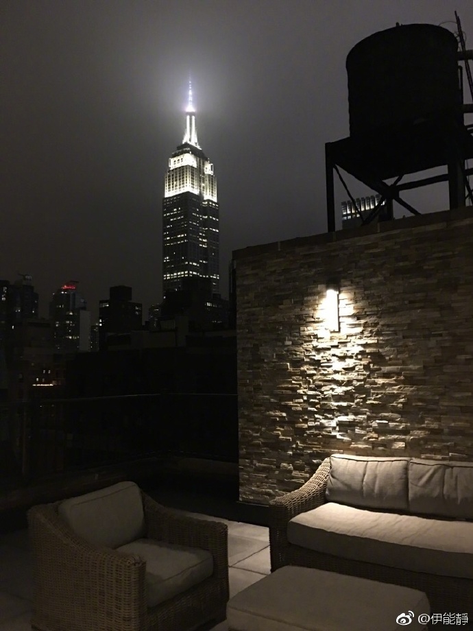 组图：伊能静背对纽约夜景自拍 托腮微笑心情大好