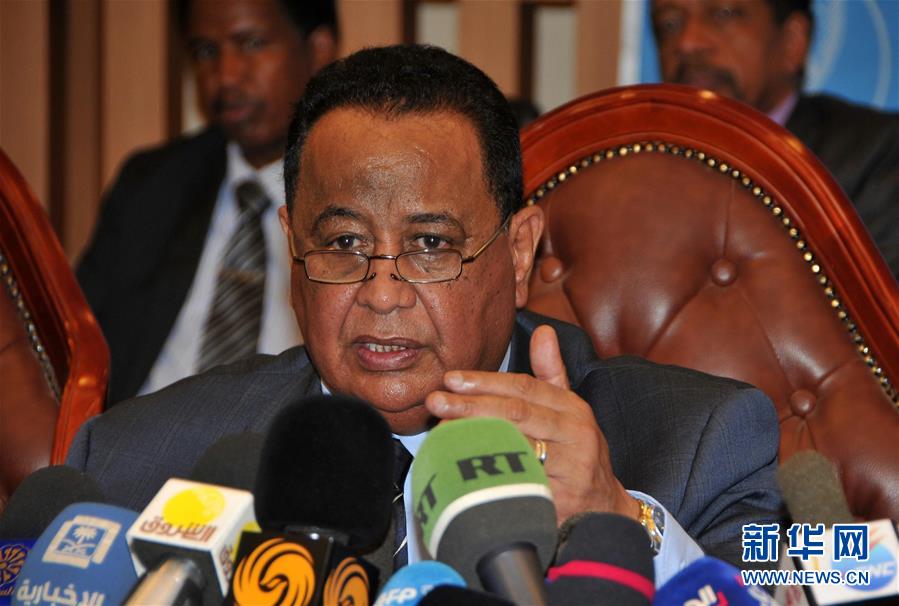 7月13日,苏丹外长甘杜尔在喀土穆出席新闻发布会.