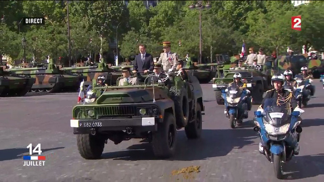 法國總統馬克龍出現在檢閱車上，這是馬克龍上任後首次閱兵_fororder_008
