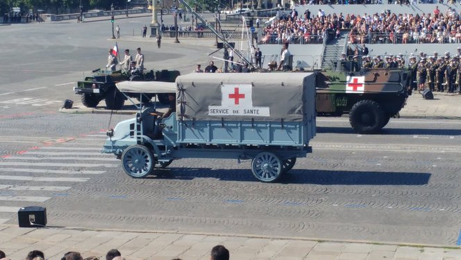這是一輛Latil型號的救護車_fororder_DErqeOOXYAAG9Q8