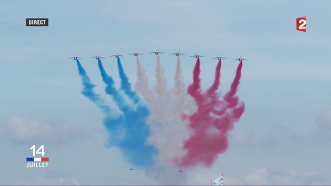 空軍飛機飛過凱旋門上空，據悉今天將有6架F-16戰機飛過凱旋門_fororder_{89C36F93-7162-481C-9617-DD23AA4AF281}