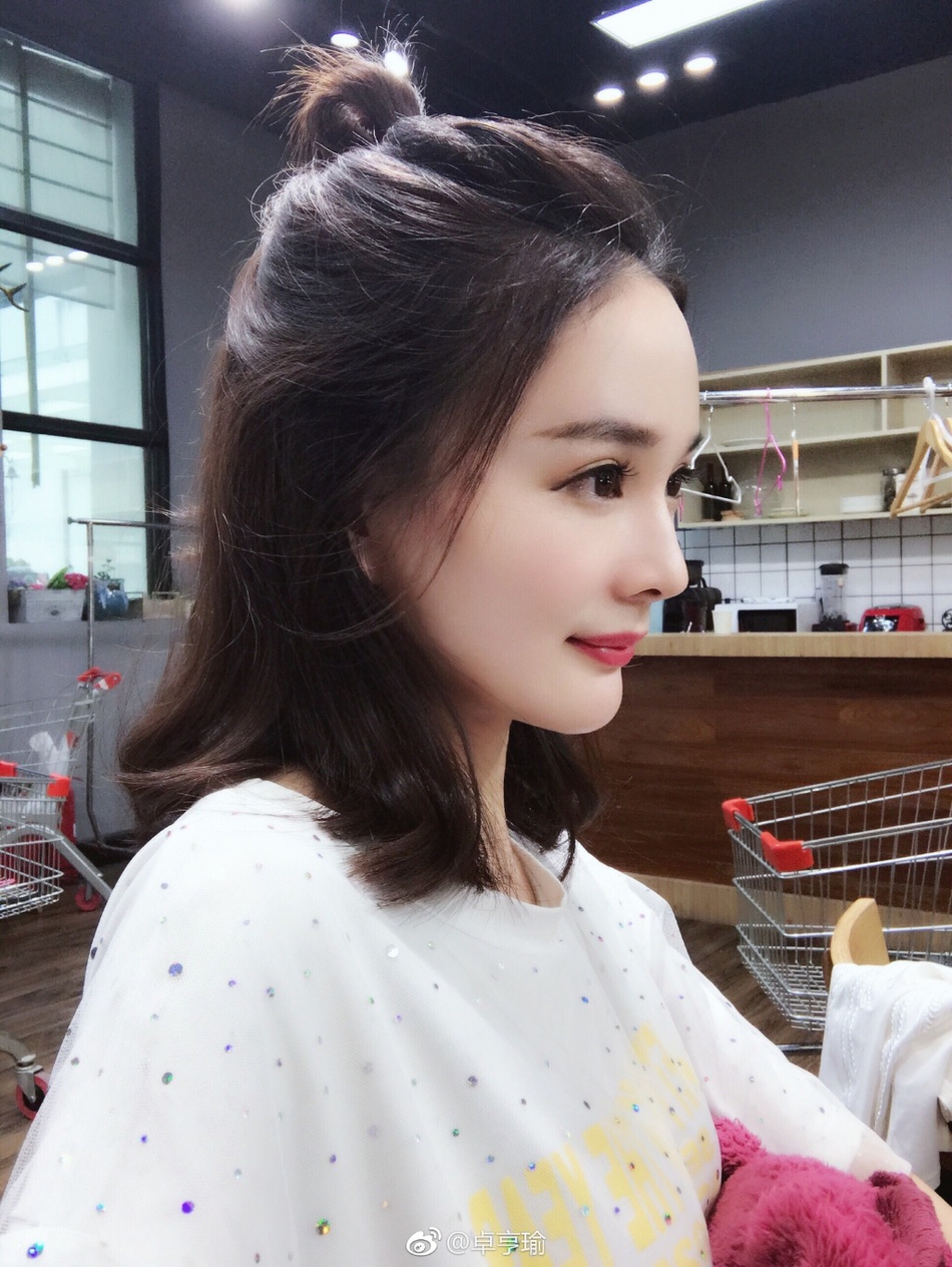 杨幂替身卓亨瑜晒美照 清纯水嫩颜值不输本尊