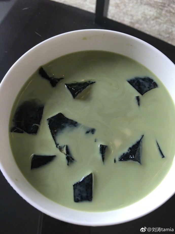 组图：刘涛健身前吃自制仙草冻 清新美颜紧实小腹吸引眼球