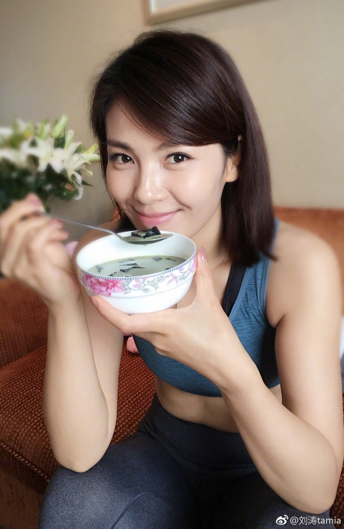 组图：刘涛健身前吃自制仙草冻 清新美颜紧实小腹吸引眼球