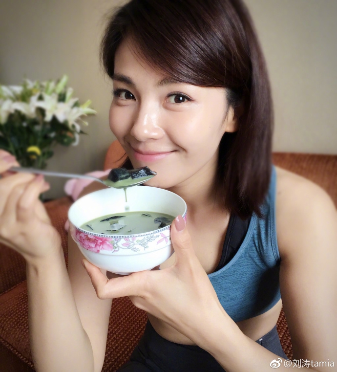 组图：刘涛健身前吃自制仙草冻 清新美颜紧实小腹吸引眼球