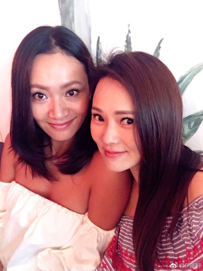 组图：伊能静和儿子牵手走在纽约街头 背影似年轻小情侣