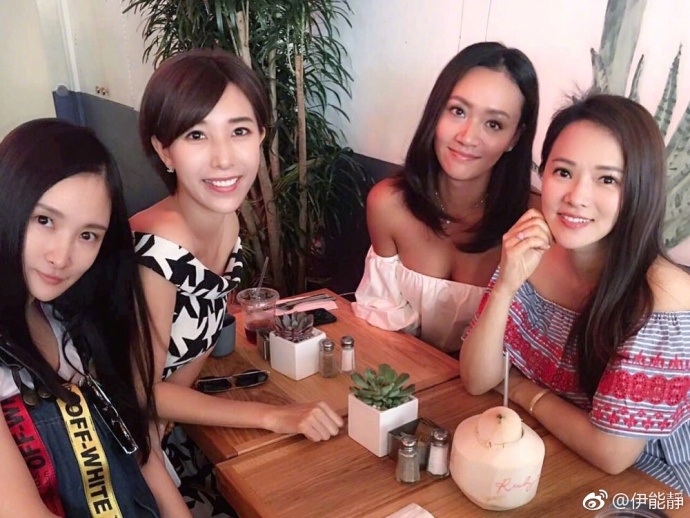 组图：伊能静和儿子牵手走在纽约街头 背影似年轻小情侣