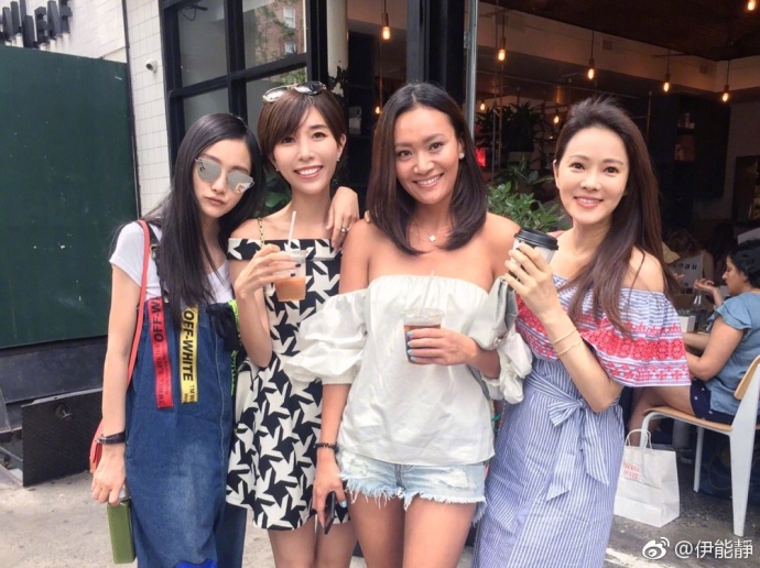 组图：伊能静和儿子牵手走在纽约街头 背影似年轻小情侣