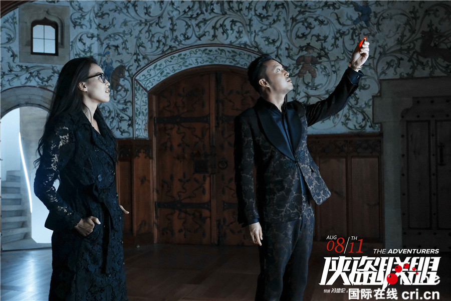 俠盜聯盟_fororder_查理·羅為葉紅展示安保系統