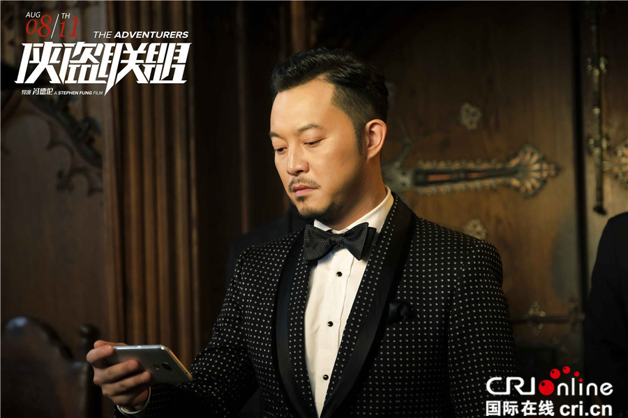 俠盜聯盟_fororder_查理·羅通過手機查看藏寶室情況