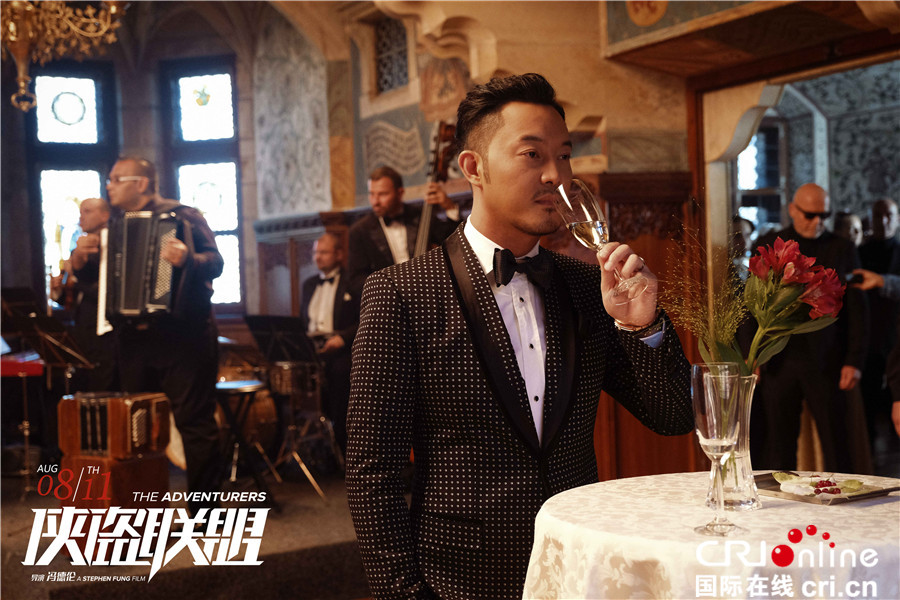 俠盜聯盟_fororder_查理·羅飲酒陷入沉思