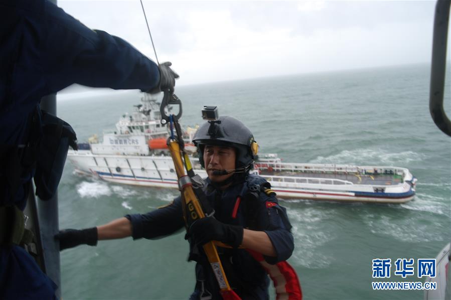 南海救助局紧急救援49名被台风围困游客