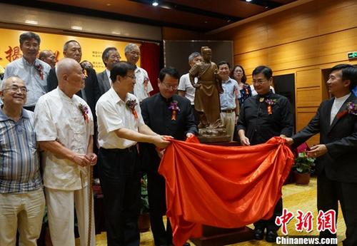 来自台南 郑成功铜像在北京台湾会馆永久保存